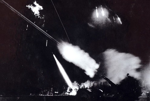Pháo của quân đội Việt Nam bắn trả máy bay Mỹ.